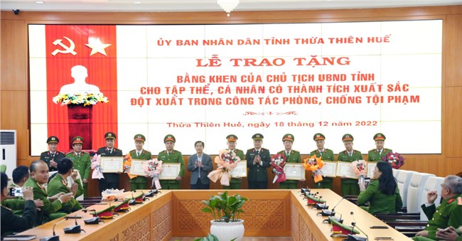 Thừa Thiên Huế: Thưởng nóng các tập thể, cá nhân có thành tích xuất sắc phá thành công chuyên án ma túy (18/12/2022)